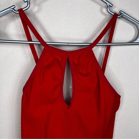 SUZETTE RED RIBBED STRETCH CROP TOP SLEEVELESS FITTED KEYHOLE NECKLINE - Picture 3 of 8